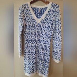 White Mark Womens Blue/White Leopard Print Eyelash Sweater V-neckline Size L